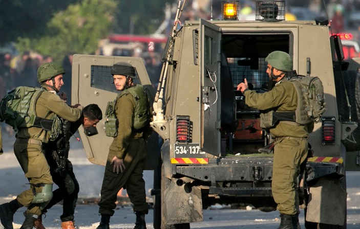 الاحتلال يعتقل عدداً من المواطنين من مناطق الضفة